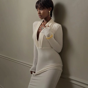 Détail d'une robe blanche à décolleté en V profond avec fronces et manches longues chic