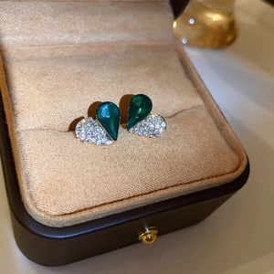 Eleganti orecchini in titanio dorato con gocce di smeraldo e accenti di zircone bianco