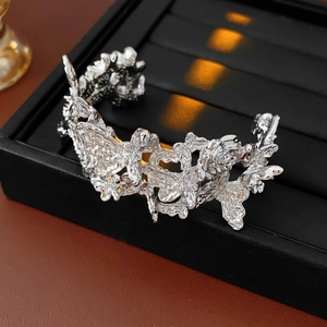 Détail d'un bracelet manchette en métal liquide argenté avec texture fluide moderne