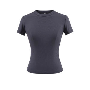 Détail de la texture en maille côtelée gris foncé et du col rond sur t-shirt cintré
