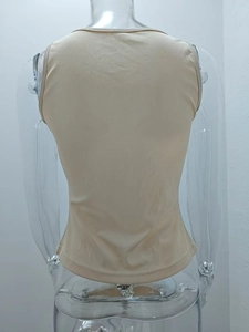 Vue détaillée du débardeur beige en maille côtelée montrant le dos nageur et la texture