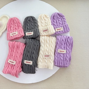 Gestricktes Kinderset aus Mütze und Schal mit Zopfmuster in 4 Farben für den Winter
