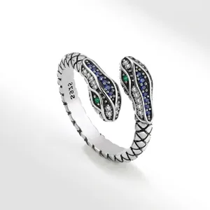 Détail d'une bague serpent S925 avec écailles et pierres précieuses bleues