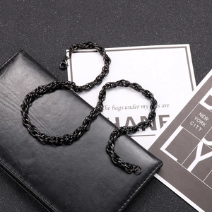 Détail d'une chaîne torsadée en acier inoxydable noir de 7mm avec fermoir mousqueton solide