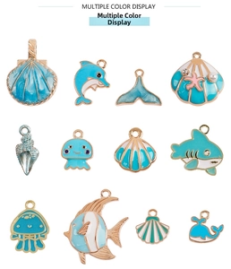 Detail von blauen Meeres-Emaille-Anhängern in Form von Muscheln Haien und Delfinen