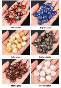 Détail macro de divers pendentifs cœurs en pierre naturelle avec bélière en métal