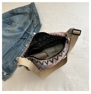 Capacité interne du sac hobo ethnique avec espace pour parapluie et grand portefeuille