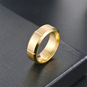 Detailansicht eines goldfarbenen Titanstahlrings mit gebürstetem Finish und V-Nut-Design