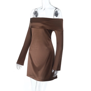 Dettaglio mini abito in raso marrone scuro con spalle scoperte e maniche lunghe lucide