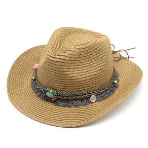 Détail du chapeau de paille ethnique avec perles colorées, pierres turquoise et pièces