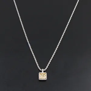 Détail du pendentif carré en zircon champagne sur une chaîne en acier inoxydable