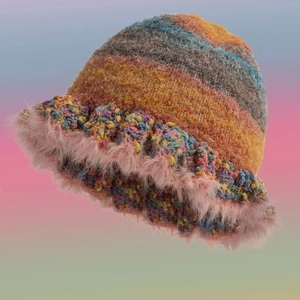 Kleurrijke gestreepte pluche vissershoed met roze imitatiebont voor de herfst en winter