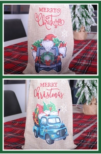 Détail de sacs à vin de Noël en toile de jute avec motifs camion bleu et gnome