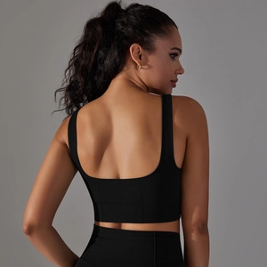 Détail du soutien-gorge de sport noir sans couture avec dos nageur et texture gaufrée