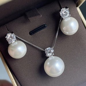 Elegante zilveren parel sieradenset met ketting en oorbellen in een bruine geschenkdoos