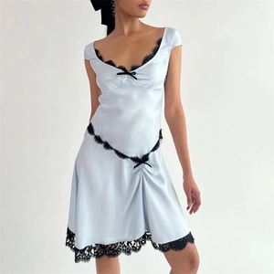 Abito corto in raso azzurro con finiture in pizzo nero e fiocchi decorativi