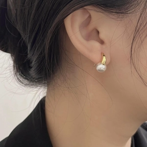 Elegant 925 sterling silver pearl stud earrings with a minimalist gold curved metal design