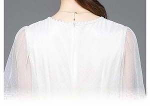 Détail de l'encolure en dentelle blanche et fermeture éclair invisible sur robe