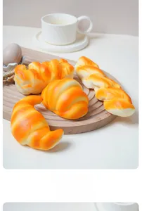 Detailansicht realistischer PU-Croissants auf einem Holztablett für die Fotografie