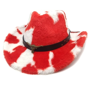 Dettaglio cappello da cowboy con stampa mucca rossa in peluche e testa di toro in metallo