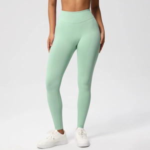 Nahaufnahme des hoch taillierten Rippbunds der nahtlosen Yoga-Leggings in Mintgrün