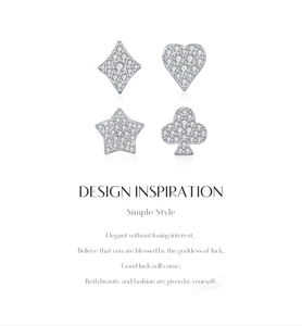 Gros plan de boucles d'oreilles en argent aux motifs poker serties de moissanite VVS1