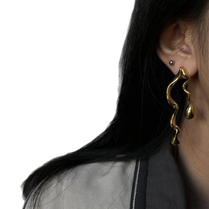 Asymmetric gold-plated snake drop earrings with minimalist twisted wave design for women