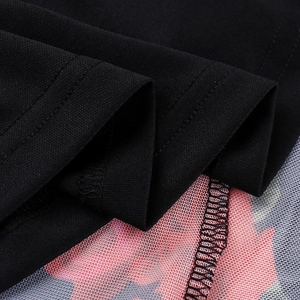 Dettaglio di cuciture su maglia nera e rete a fiori rossi con rifiniture di precisione