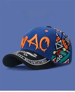 Détail de la broderie 3D lettre WAC sur casquette de baseball bleu roi et noir