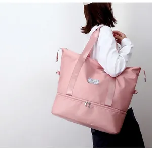 Dettaglio borsa da viaggio rosa impermeabile con spalline larghe e scomparto scarpe