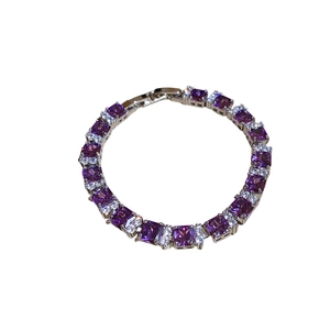 Pulsera de circonita púrpura cuadrada con metal plateado y diamantes sobre fondo blanco
