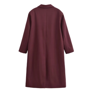 Vue arrière du trench-coat long bordeaux élégant avec revers net et texture de tissu tissé