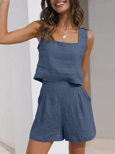 Détail d'un ensemble en lin bleu comprenant un haut à col carré et un short taille haute