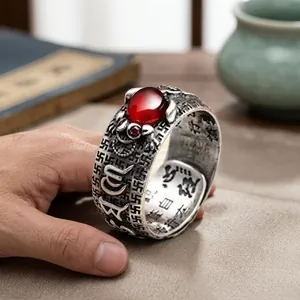 Dettaglio macro dell'anello vintage in argento S925 con pietre rosse e incisioni sacre