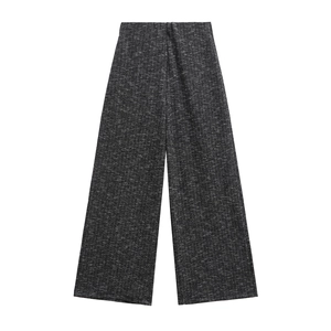 Dettaglio dei pantaloni a gamba larga grigio scuro con trama metallica scintillante