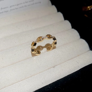 Dettaglio macro dell'anello a catena vuota placcato oro 18k con zirconi incastonati