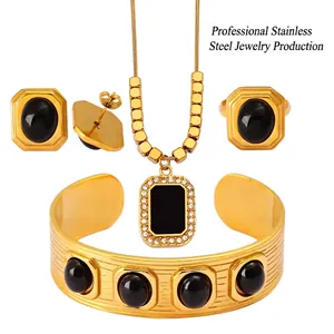 Set di Gioielli Retrò in Acciaio Inossidabile Placcato Oro 18K Pietra Nera Collana Bracciale Orecchini Anello Donna