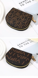 Détail de portefeuilles demi-cercle marron foncé avec fermeture éclair dorée chic