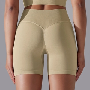 Détail du short de yoga sans couture taille haute avec contour en V et ceinture côtelée