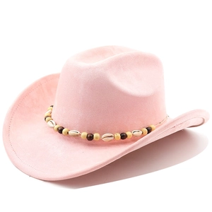Détail d'un chapeau de cowboy rose clair en faux suède avec bande de coquillages et perles