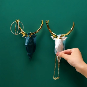 Moderne Hirschkopf Wandhaken mit goldenem Geweih für Schmuck in Blau und Weiß