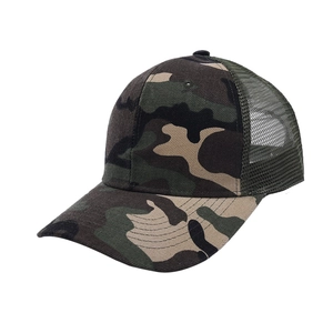 Detaillierte Seitenansicht einer Camouflage-Trucker-Mütze für Outdoor-Sonnenschutz.