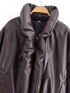 Gros plan sur la veste en similicuir marron foncé avec col montant chic et fermeture éclair