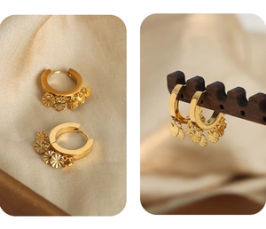 Détail de boucles d'oreilles dorées en U avec pendentifs ronds sur soie et bois