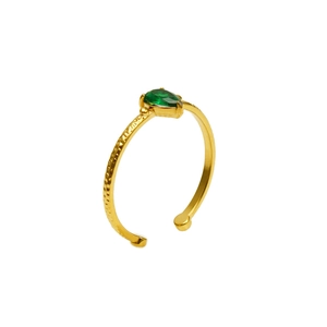 Dettaglio anello dorato regolabile con zircone verde a goccia e trama metallica martellata