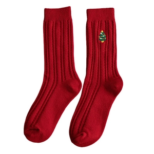 Chaussettes de Noël rouges en tricot avec broderie sapin mignonne sur fond blanc