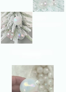 Dettaglio di palline di Natale iridescenti in bianco e rosa su un albero di Natale festivo