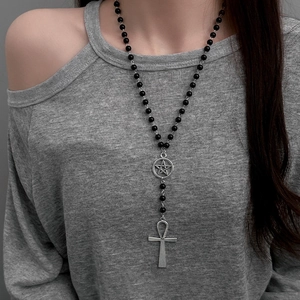 Collier gothique perlé avec pendentif croix Ankh et pentacle porté par un mannequin