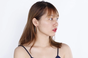 Nahaufnahme eines Models mit großen silbernen geometrischen Creolen im minimalistischen Stil
