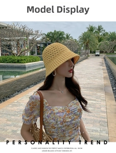 Détail d'un chapeau cloche au crochet jaune respirant pour femme en vacances au soleil